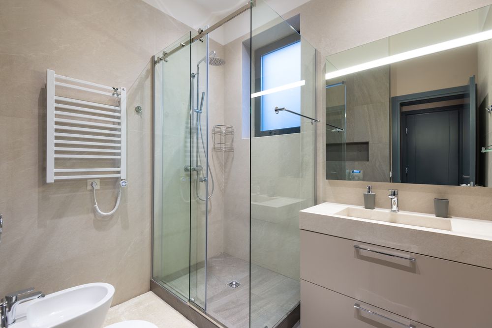 Salle de bain moderne avec douche vitrée et meuble vasque